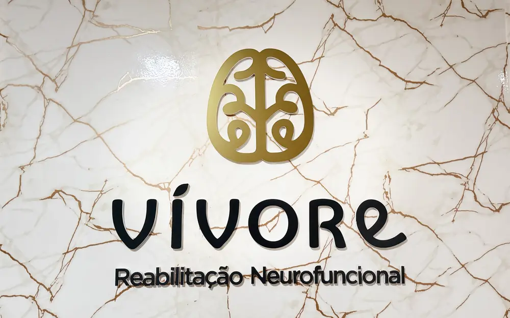 Parede da recepção com a marca Vívore Reabilitação Neurofuncional