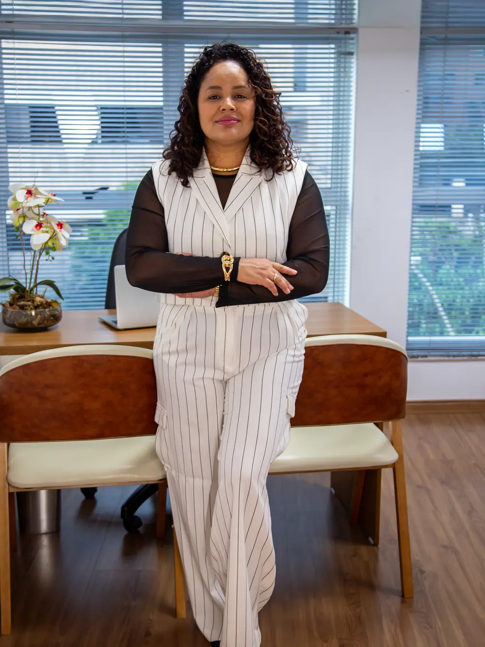 Sheila Misk em pé no consultório da Vívore