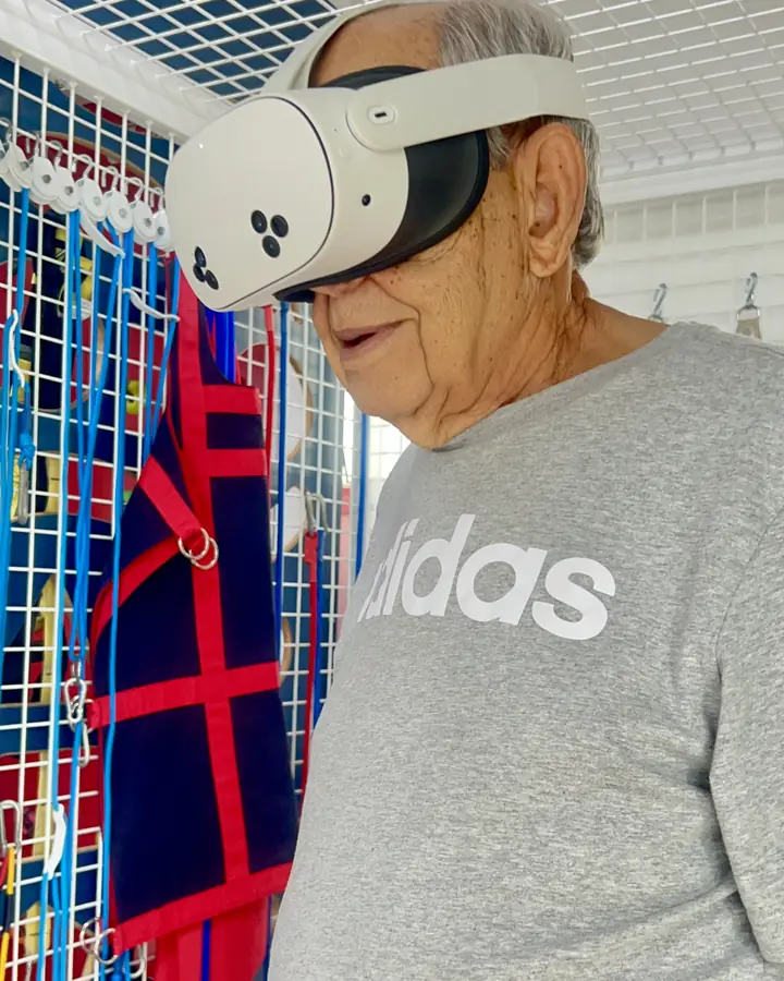 Paciente sorrindo durante o treino com óculos de realidade virtual